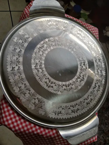 BandejaVintage  de servir em  inox com detalhes gravados