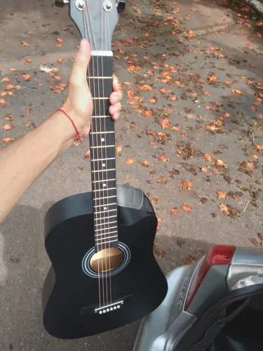 Vendo violão clássico preto, em ótimo estado, usado pouquíssimas vezes 
