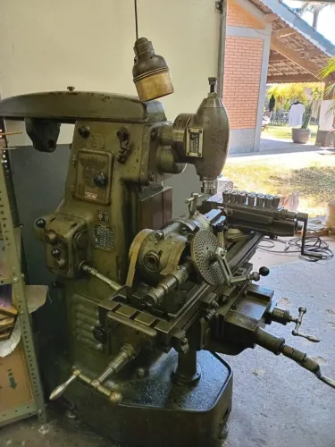 Máquina fresadora Universal