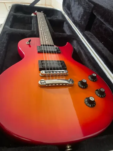 Guitarra Les Paul Cort + Case reforçado.