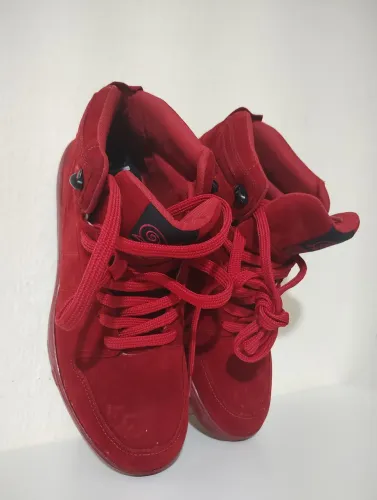 Tênis vermelho