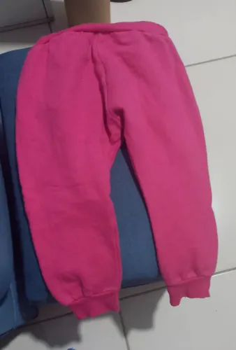 Calça rosa de moletom infantil