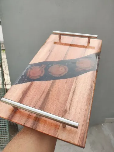 Bandeja em madeira maciça e acabamento em resina epóxi e incrustação de grãos de café 