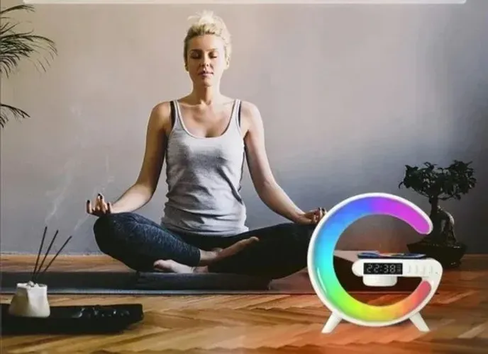 Luminária de Mesa com Carregador por Indução e Som Ambiente