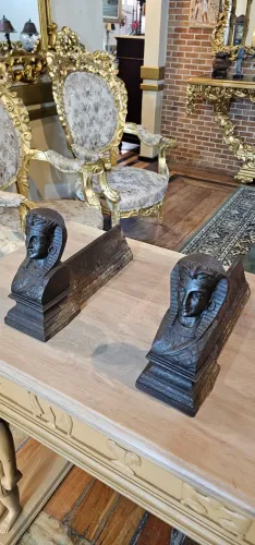 Antiguidades, par de suporte antigo de lareira desenho Esfinge de ferro fundido