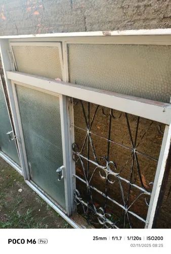 Janela de ferro com vidro 