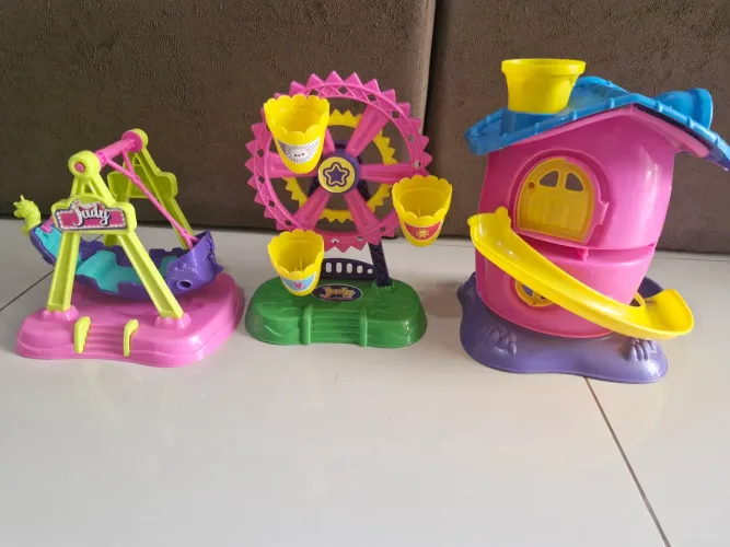 Brinquedos- parque de diversão e quarto da Judy