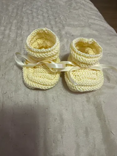 Sapatinho em linha amarelo bebês de 0 a 6 meses