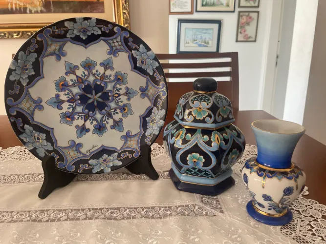 Conjunto de Peças Azuis com frisos dourados