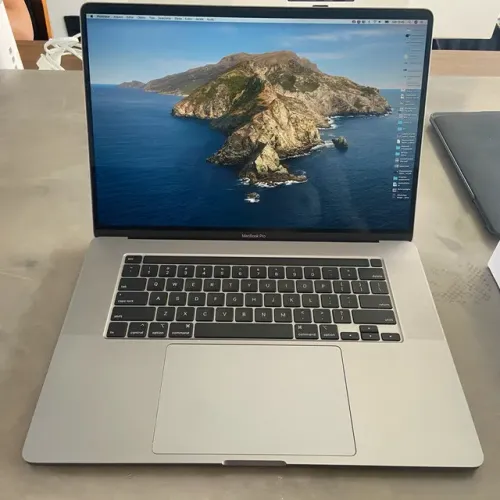 MACBOOK PRO i7 // 16GB // 512 SSD 