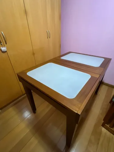 Mesa de madeira com vidro ajustável