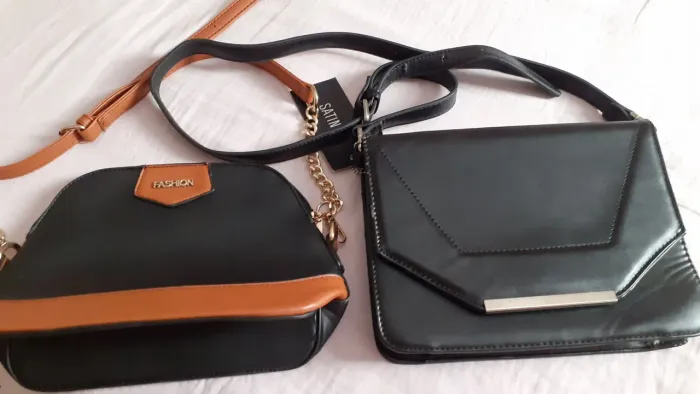 Duas bolsas femininas pretas de ombro