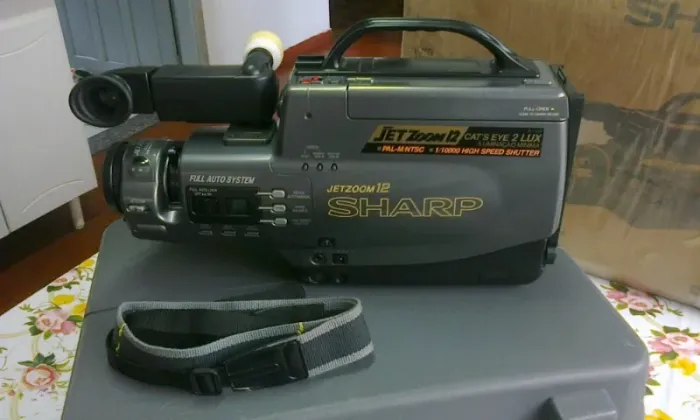Filmadora Vintage Sharp VL-L310B VHS - Completa com Maleta, Manuais e Acessórios Originais