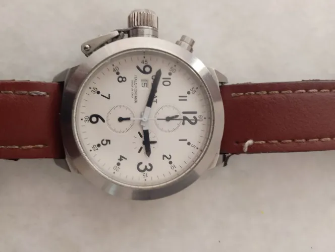 Relógio u-Boat fundo branco 