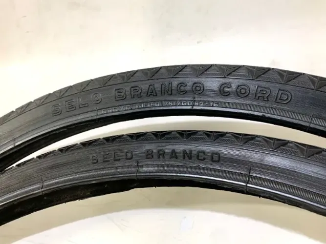 Par de pneus Pirelli Selo Branco antigo 28 x 1. 1/2" x 1 5/8" 