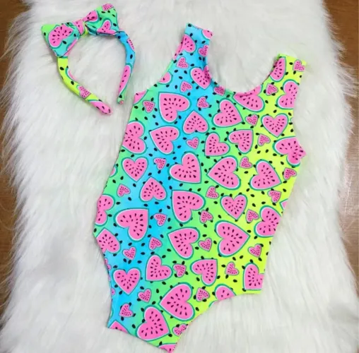 Maiô infantil com acessório para cabeça