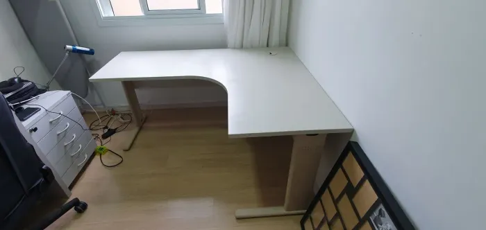 Mesa de Escritório em L mais gaveteiro volante