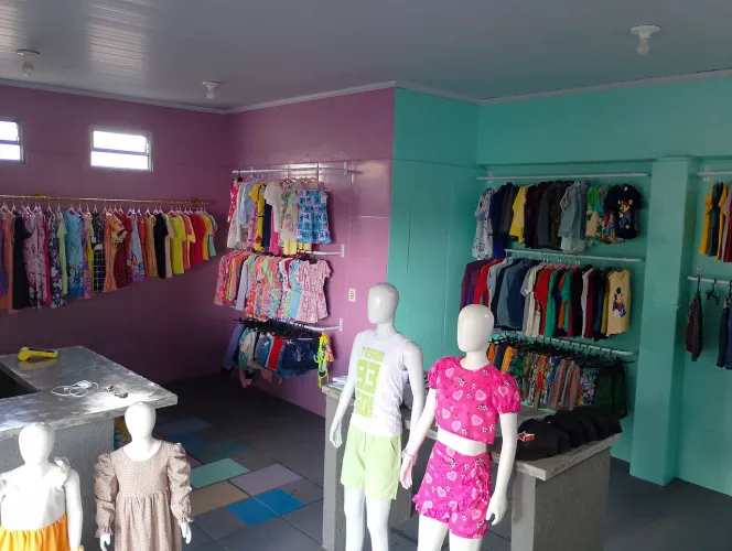 Loja de roupas infantil 2 à 16 anos, somente as mercadorias, araras, manequins e cabides.