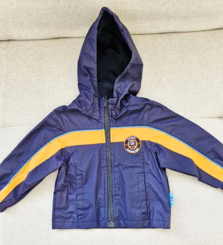 Jaqueta Infantil Azul com Capuz e Detalhes Amarelos