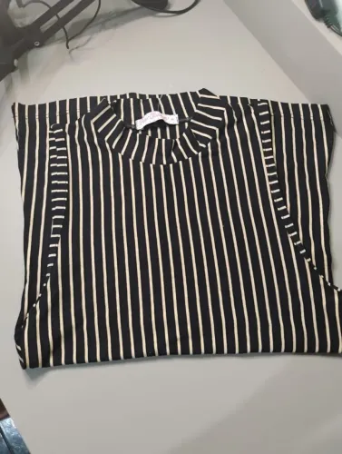 Camisa listrada preta e branca