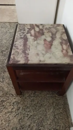Mesa em madeira maciça e mármore