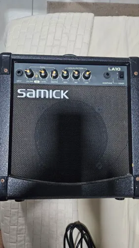 Cubo de guitarra Samick com over drive