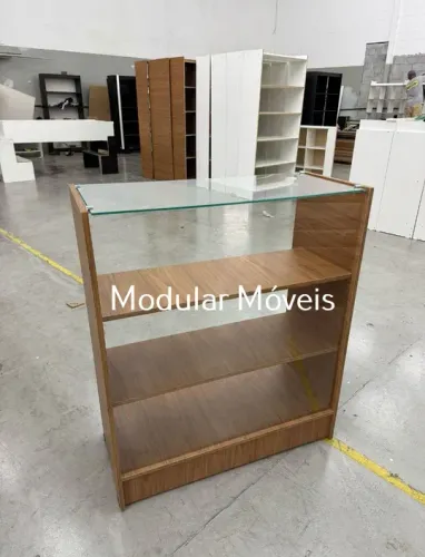 Balcão Vitrine com Vidro Superior - Amadeirado