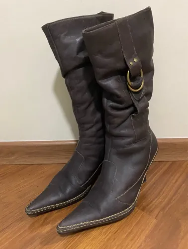 Bota Feminina em Couro Pelica, cor: Marrom