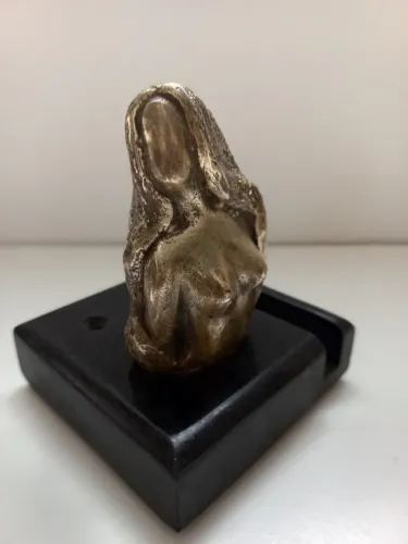 Escultura de Belkiss Diniz - Obra em bronze   