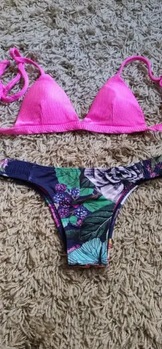Biquíni rosa e floral