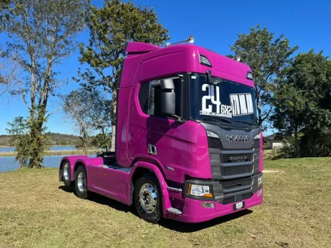 Scania R460 SUPER 460 6x2 Ano 24 único dono baixo km 187 mil km Farol de teto C/Geladeira