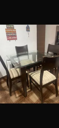 Mesa de imbuia tampa de vidro 4 cadeiras