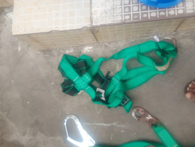 Cinto de segurança completo com capacete 