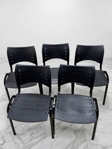 Kit 5 Cadeiras Fixas Plásticas ISO - Recepção / Treinamento / Sala Espera Empilháveis