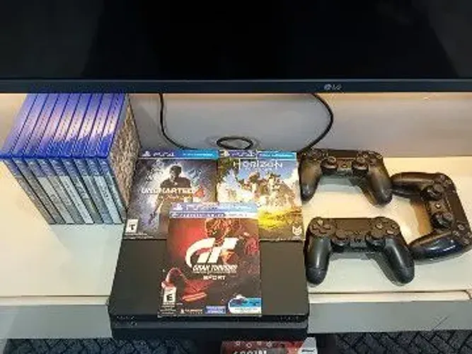 PS4 usado com 3 controles e 12 jogos