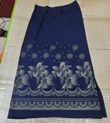 Saia longa evasê, com estampa floral e barrado decorativo