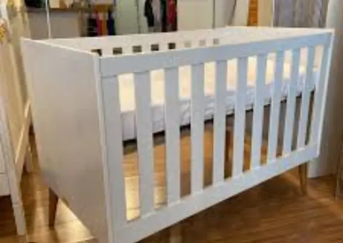Berço Branco com pés de madeira 