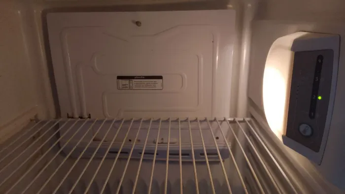 Geladeira Consul com defeito para conserto ou retirada de peças.
