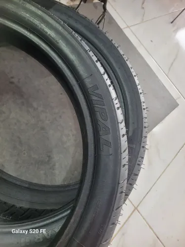 Pneus de moto traseiro e dianteiro