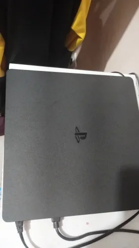 PlayStation 4 1T + 3 manetes + 2 jogos 