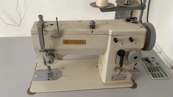Maquina de costura Zig zag singer profissional