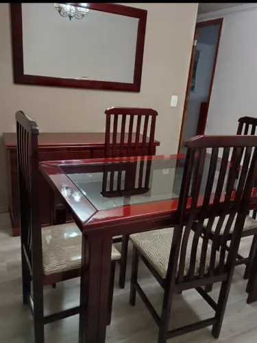 Vendo Mesa em madeira tampo vidro , 4 cadeiras , 1 aparador em madeira acompanha espelho.