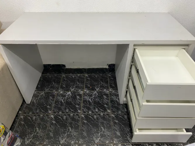 MESA COM GAVETAS