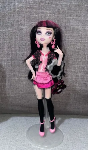 Draculaura passeio no shopping monster high