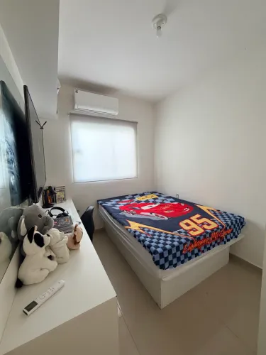 Vendo cama de casal baú com colchão Ortobom molas branca