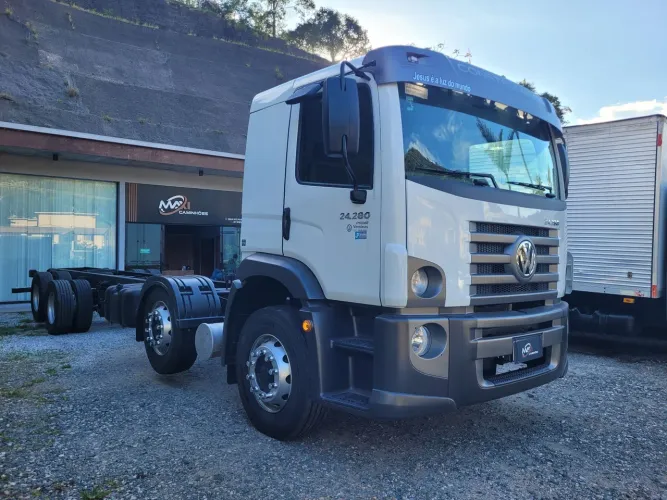 VW 24280 2023 8x2 4 eixos Baixa km.