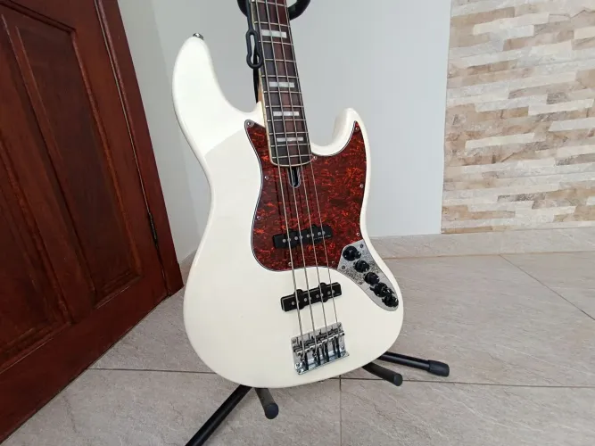 Baixo Sire V7 Marcus Miller segunda geração semi-novo 18volts ativo e passivo