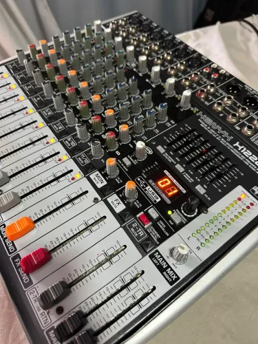 Mesa de som Behringer Xenyx X1222USB