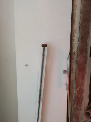 Porta de correr 2.10 X 0.60 completa com trilho, roldonas, fechadura, puxador e forra