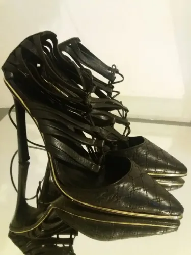 SCARPIN SCHUTZ MATELASSE. PRETO 39